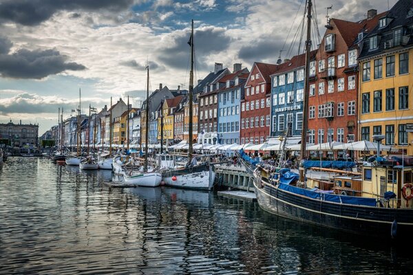 Yachts près de la côte de la ville au Danemark