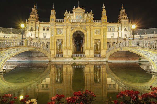 Riflessione di due ponti di pietra nel lago