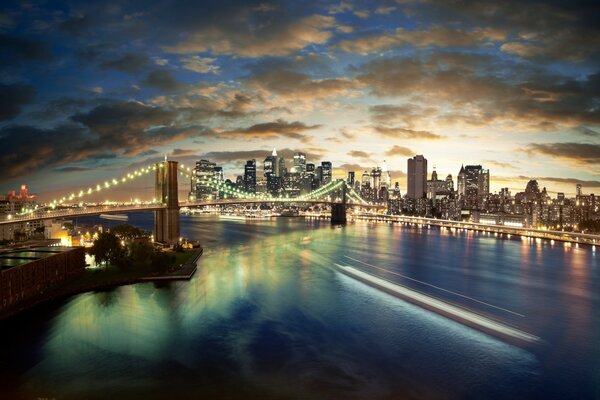 Puente de Brooklyn en las luces de la noche