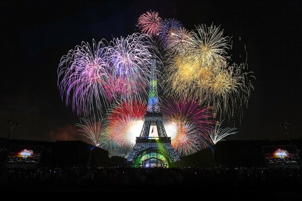 Saluto festivo sopra la Torre Eiffel