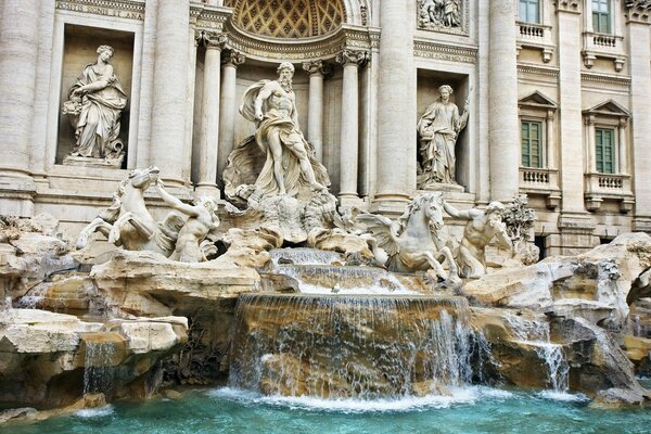 Fuente decorada con esculturas de piedra