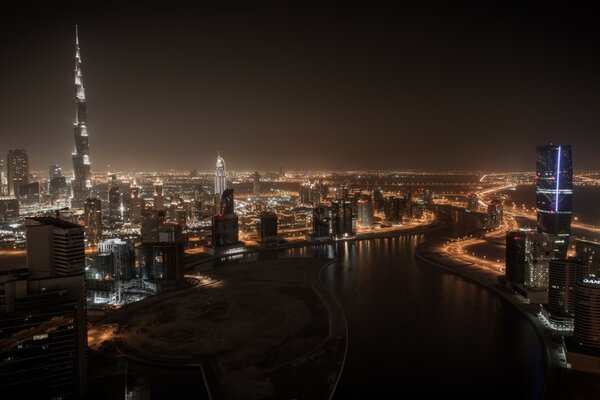 Nocna panorama miasta Dubaj