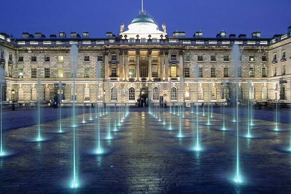 Fuente azul en la noche