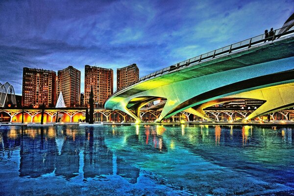 Ciudad nocturna Valencia agua