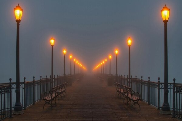 Puente de niebla y linternas