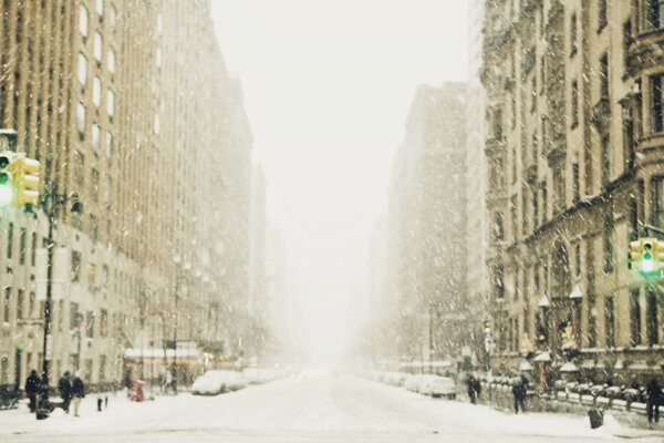 Winterstraße in der Metropole mit Ampel