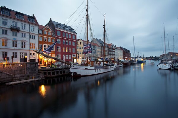 Embarcadero de Copenhague con un yate de lujo