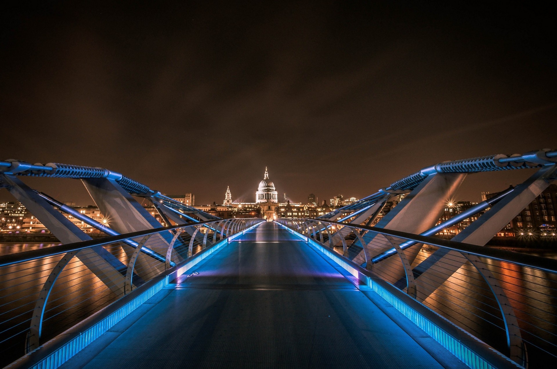 Ночной город и мост