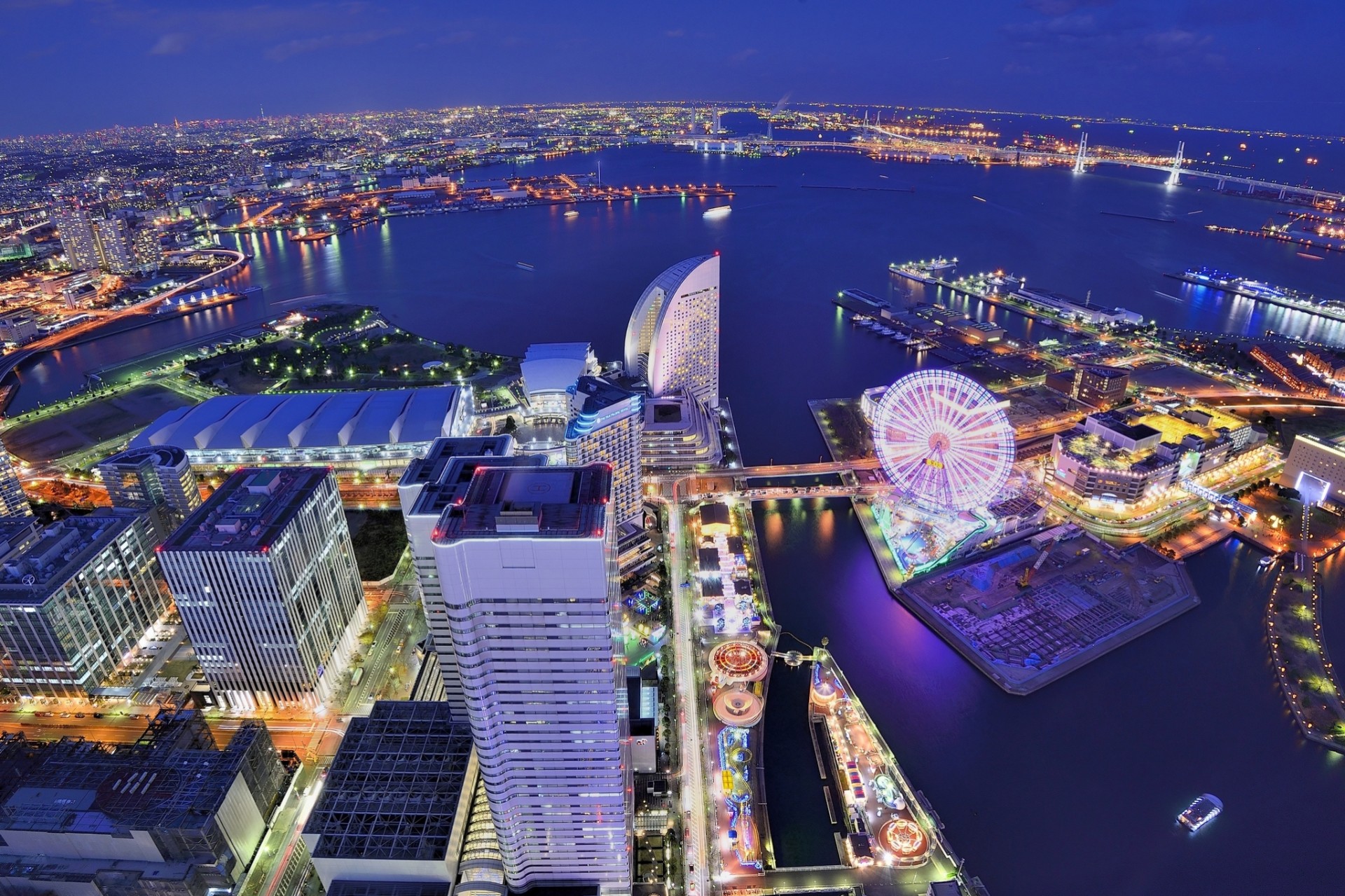 lumières baie nuit vue ciel yokohama rétro-éclairage tokyo métropole panorama bleu bâtiment grande roue hauteur japon maisons