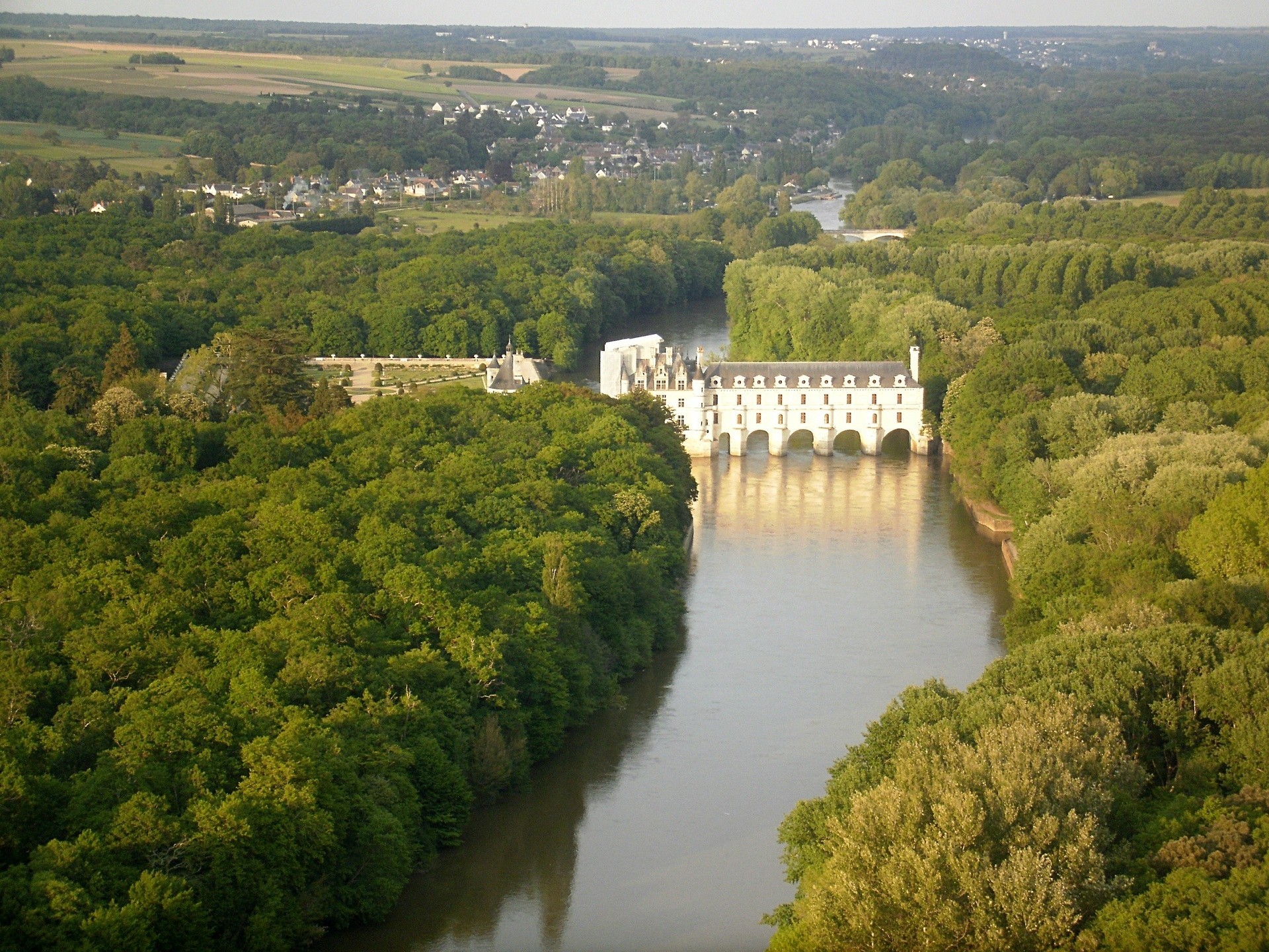 Назовите самую длинную реку франции. Река Луара во Франции. Река Шер. Замок у реки. Le cher река.