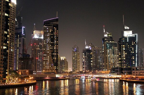 Foto della città di Dubai di notte