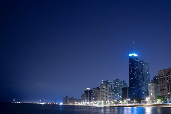 Lueur bleue dans le ciel de la ville de nuit