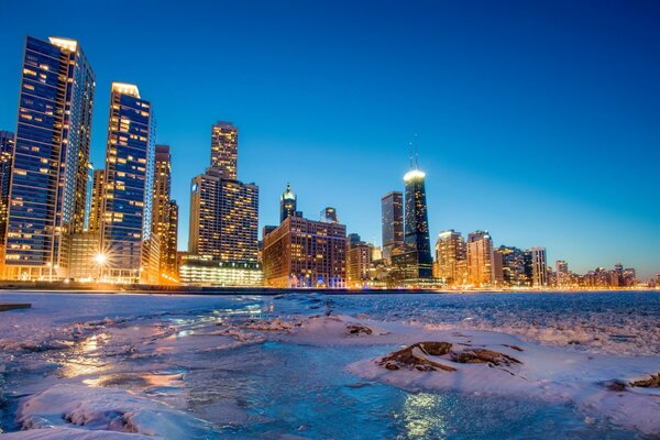 Vista de la noche de invierno de Chicago