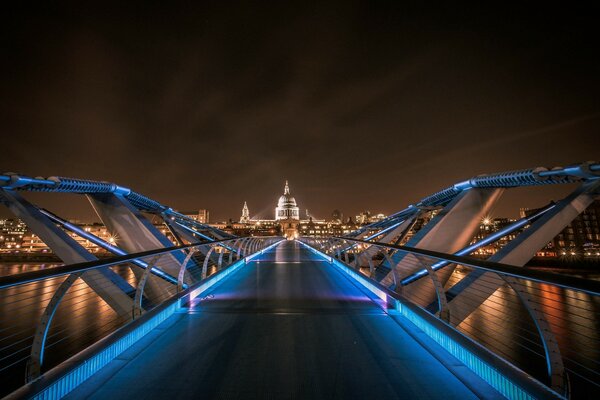 The central bridge conquers the city