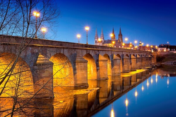 Frankreich Nachtbrücke entlang des Flusses reflektierende Laternen