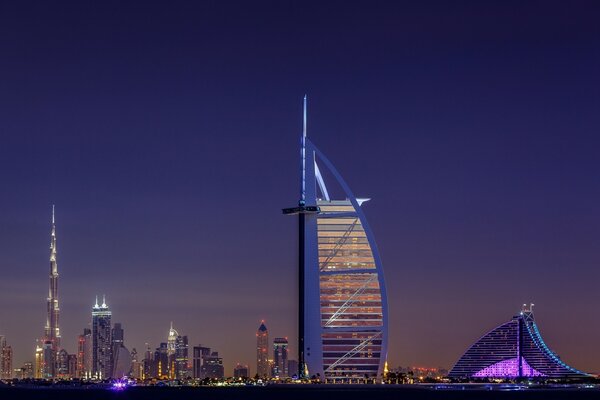 Ciudad nocturna Dubai Emiratos Árabes Unidos