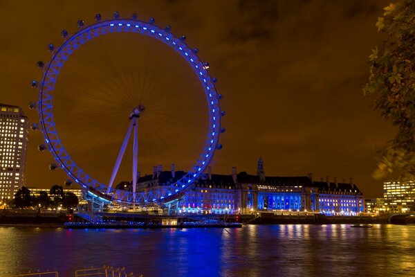 Il bagliore di Londra nel crepuscolo addensante