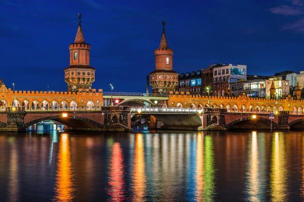 Beau pont de Berlin éclairage coloré