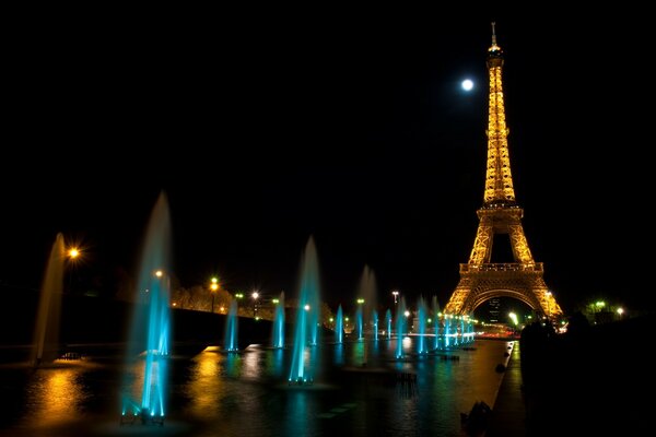 Vista nocturna de las Fuentes cerca de la torre Eiffel