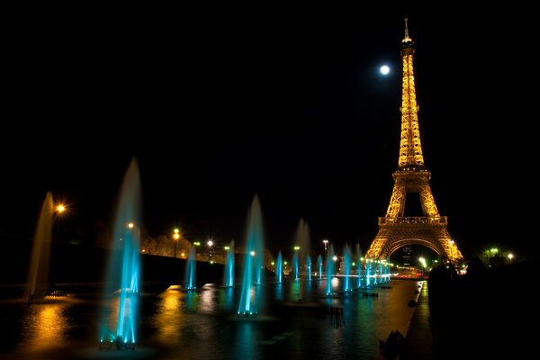 Ночной вид фонтанов рядом с Эйфелевой башней