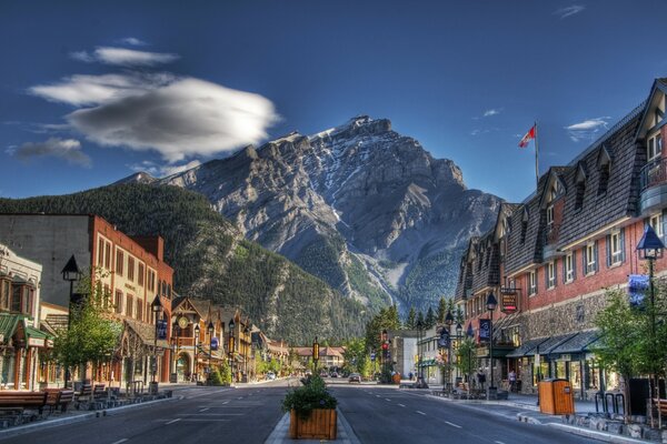 Houses against the backdrop of high mountains