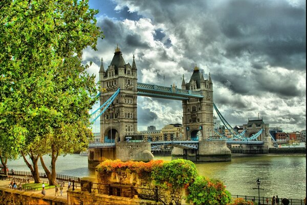 Eine Brücke, die sich über das riesige London erstreckt