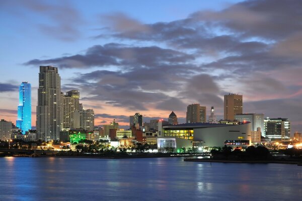 Night view of Miami skyscrapers