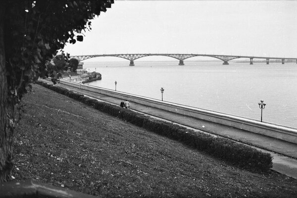 Foto en blanco y negro del terraplén de Saratov