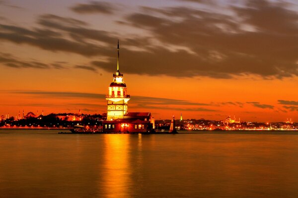 Hermosa puesta de sol naranja en Estambul