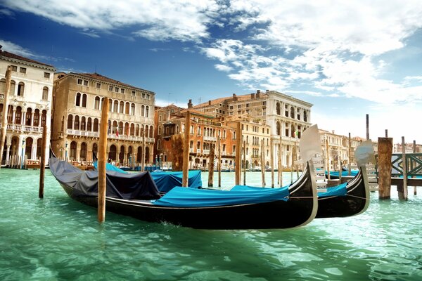 Gondeln auf dem Wasser in Venedig