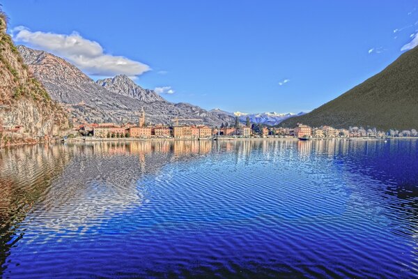 Paisaje italiano sobre el agua en las montañas