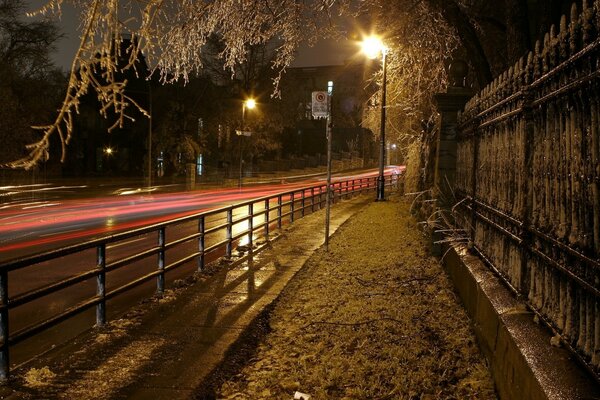 Route rue lumière lanterne dans la nuit