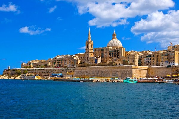 La struttura architettonica a Malta non è lontana dalla costa