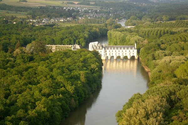 Märchenhafte Ecke Frankreichs: eine Burg am Fluss Chenonceau