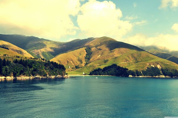 Vista del lago con montañas