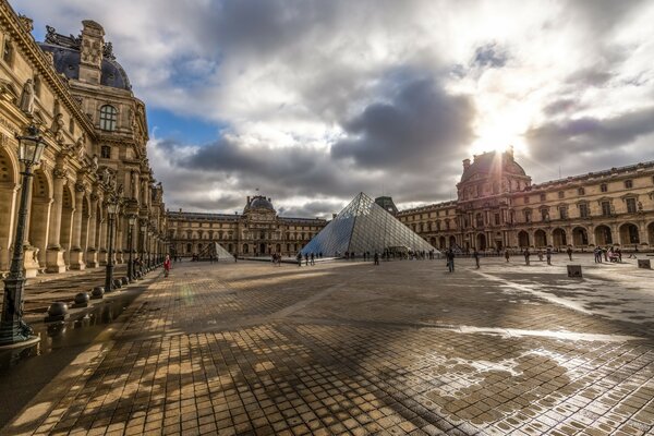 Der Louvre in Paris wird bei Sonnenuntergang fotografiert