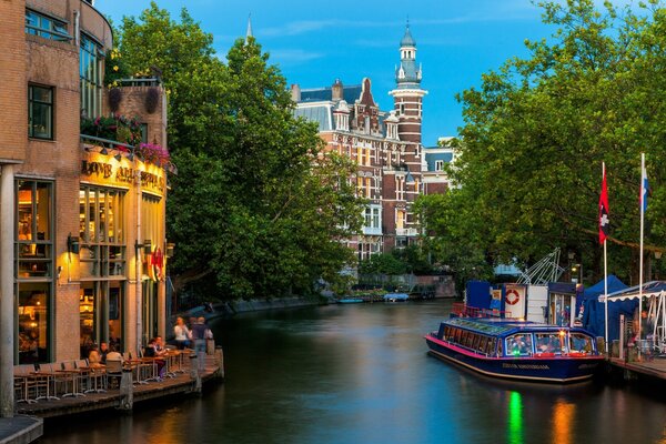 Gemütliche Amsterdamer Straße im Sommer