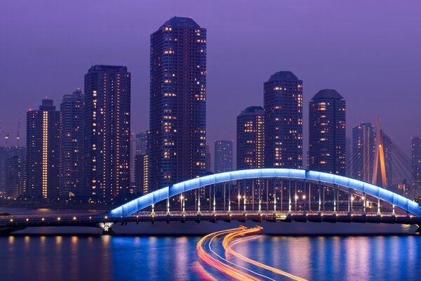 Il ponte notturno illumina la città