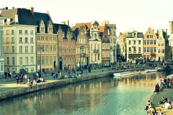 Бельгийский город у реки с лодками