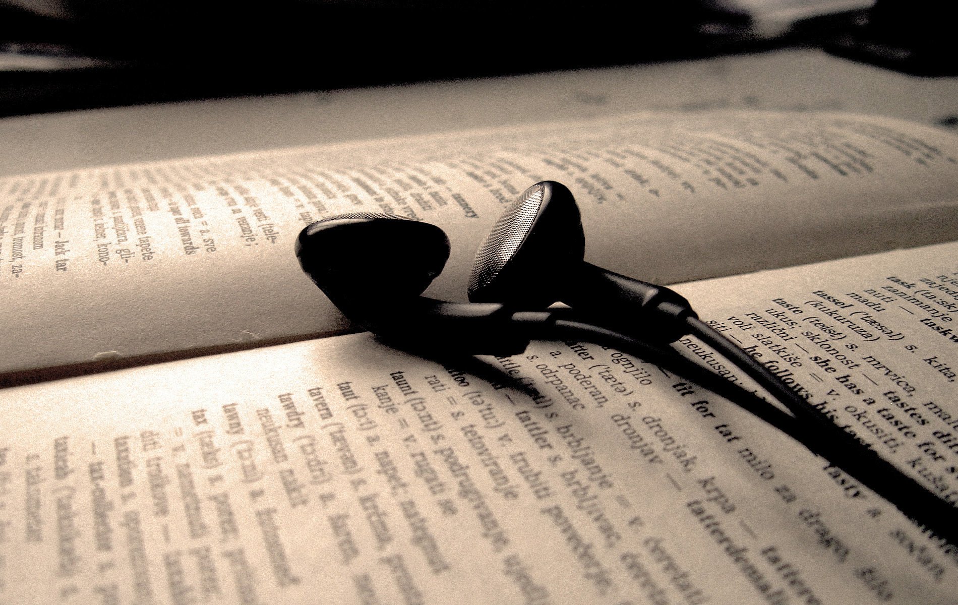 auriculares negros texto libro música