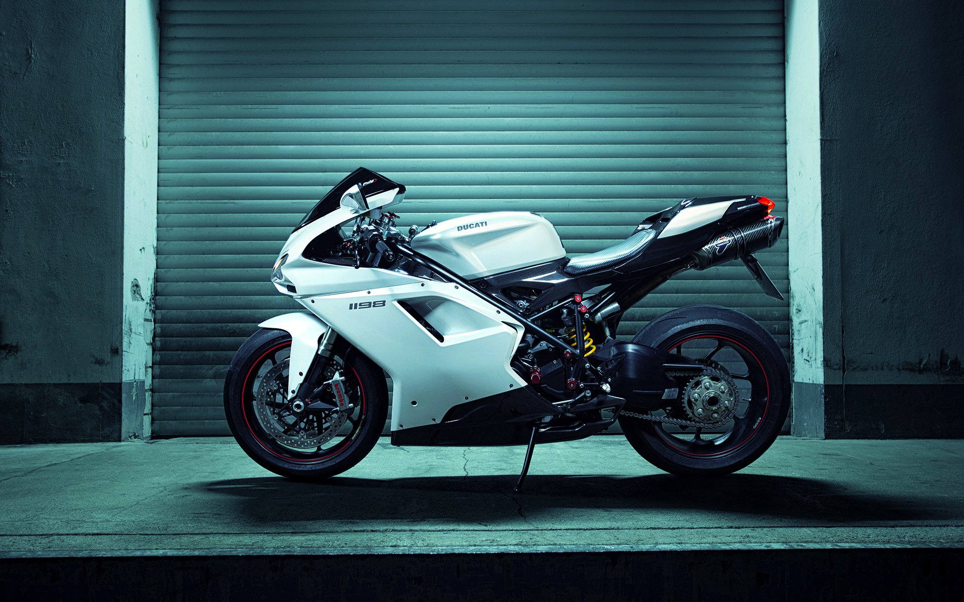 ducati 1198 italien superbike moto nigth course côté