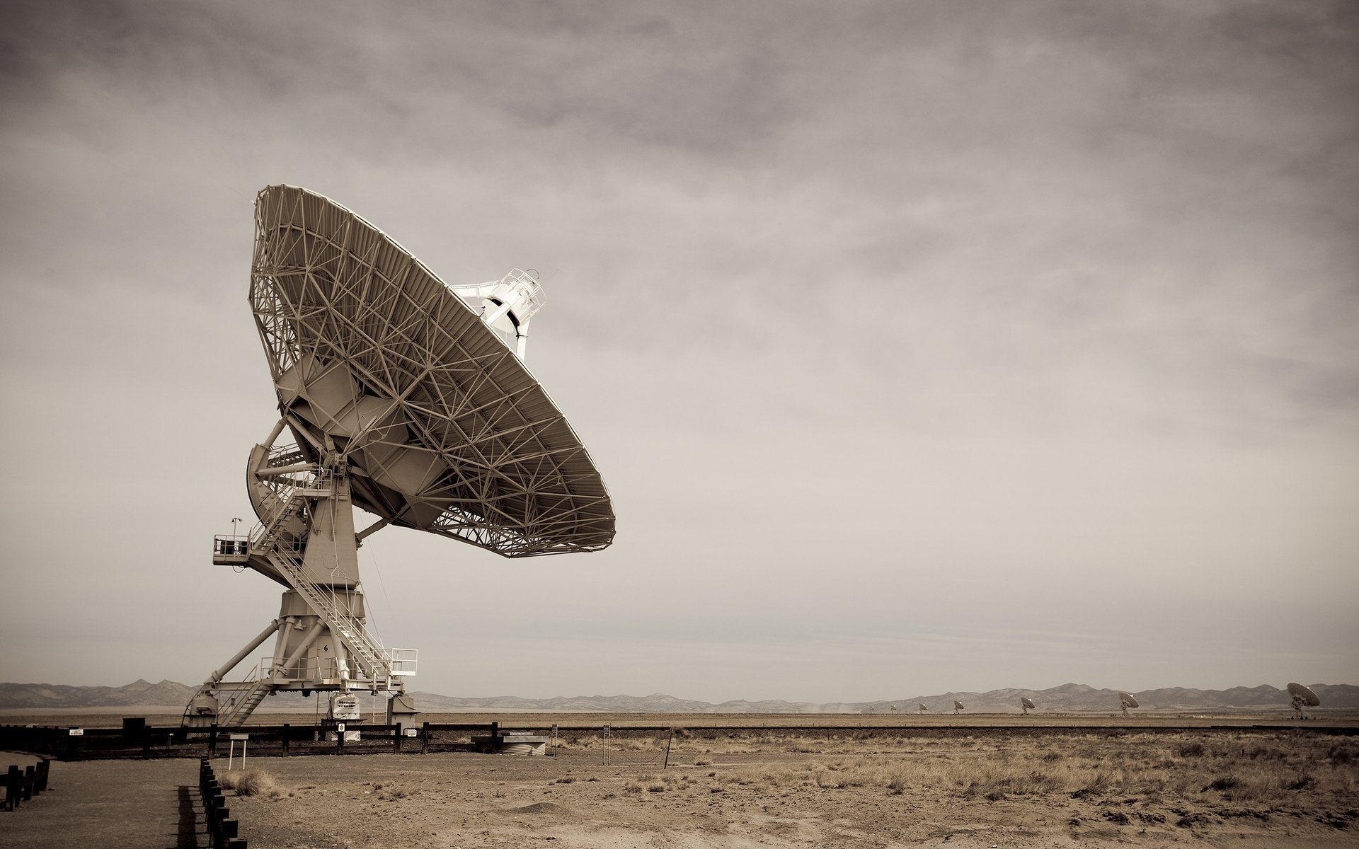 exploración espacial antena grande astronomía radiotelescopio antena desierto señal gris cielo