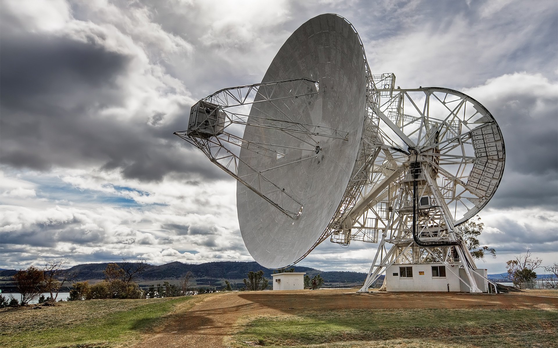 riesige antenne metallhaufen studieren himmel berge