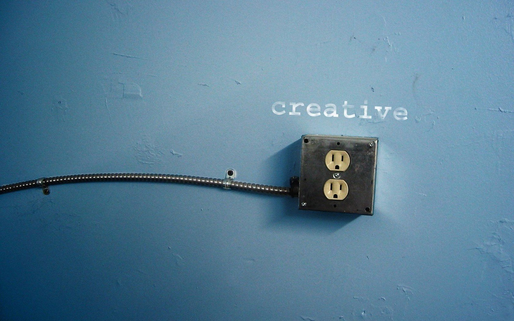 pared azul enchufe cables pared fondo oscuro creativo letras palabra