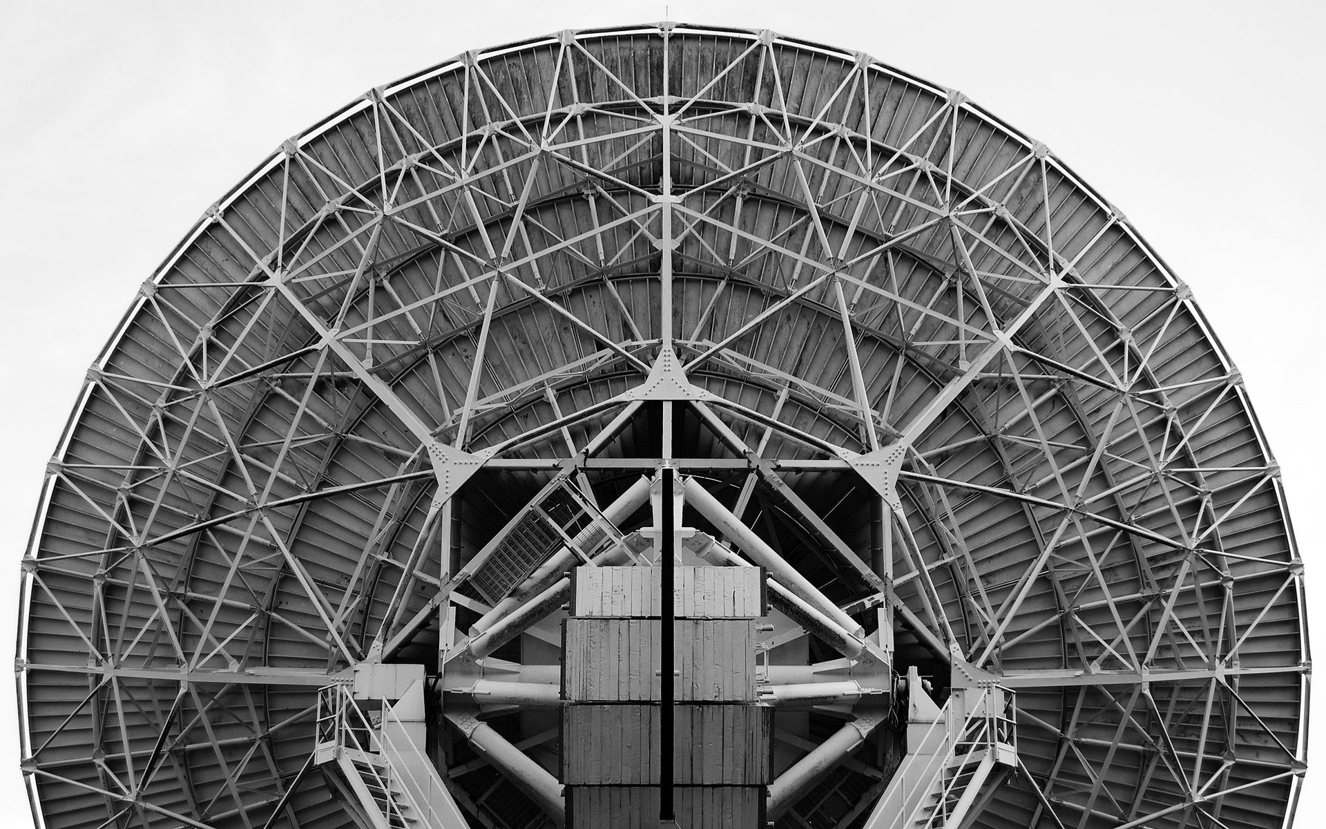 antenna large size metal radio telescope black and white