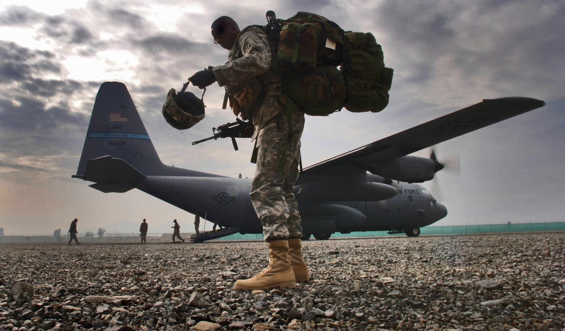 plane weapon men lockheed c-130h2 hercule