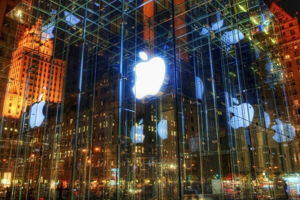 La tienda de Apple en las luces nocturnas de la ciudad