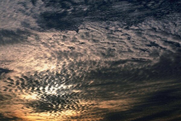 Cielo oscuro entre las nubes