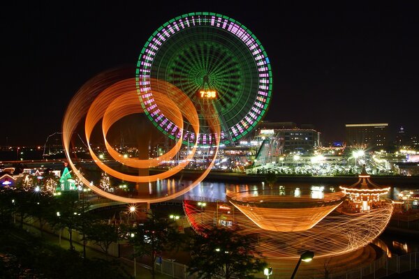 Riesenrad in der Nachtstadt