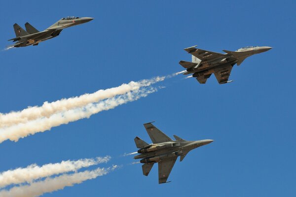 Sowjetische Kampfjets fliegen durch den blauen, sauberen Himmel